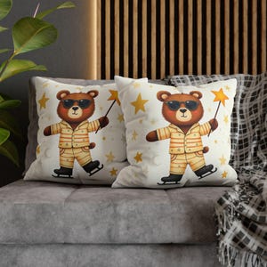 Funda de almohada de oso genial / Pijama de oso patinando sobre hielo con varita de estrella / Decoración de habitación infantil con cielo nocturno / Funda de cojín divertida para guardería