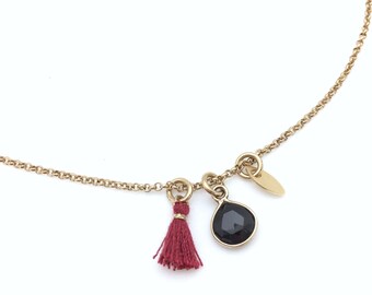 Collier onyx doré l’or fin avec trois pendentifs, pompon, breloques pierre semi précieuse fait à la main en France pour femme