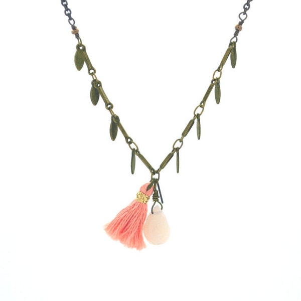 Collier court quartz facetté et pompon couleur corail sur chaine feuille en laiton couleur bronze superposable femme