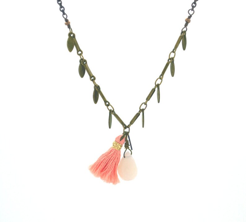 Collier court quartz facetté et pompon couleur corail sur chaine feuille en laiton couleur bronze superposable femme image 1