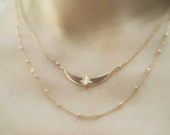 Collier double court dorée l’or fin avec un croissant de lune et une étoile sertie d’un cristal fait à la main en France pour femme