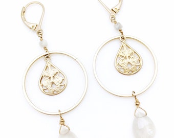 Boucles dorées à l’or fin composées d’anneaux et de pierres semi précieuses en pierre de lune à l’esprit art nouveau et bohème