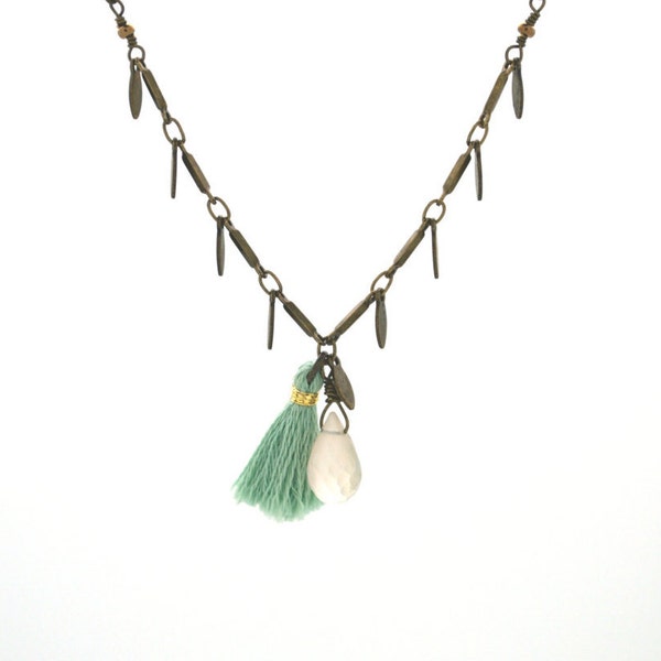 Collier court quartz facetté et pompon couleur vert d'eau sur chaine feuille en laiton couleur bronze superposable femme