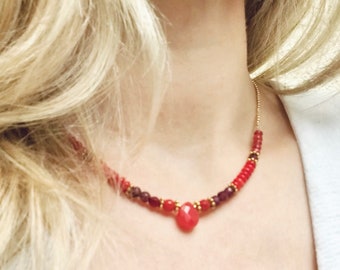 Collier perlé grenat, corail rouge et agates doré l’or fin pierre semi précieuse fait à la main en France pour femme