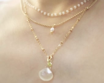 Collier multirang doré l’or fin avec trois longueurs perle naturelle, cristal et pierres semi précieuses fait à la main en France pour femme