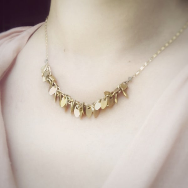 Collier court dorée l’or fin avec des petites feuilles ovales et des perles semi précieuses fait à la main en France pour femme