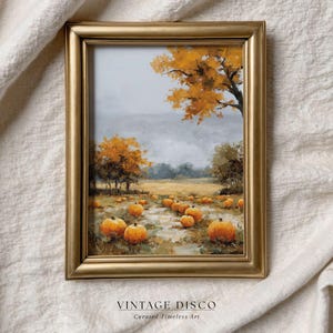 Puede incluir: Pintura enmarcada de un paisaje de campo de calabazas con árboles. La obra de arte está en un marco dorado. La pintura tiene un tema otoñal con calabazas naranjas y árboles con hojas naranjas. El texto "VINTAGE DISCO Curated Timeless Art" está en la parte inferior.
