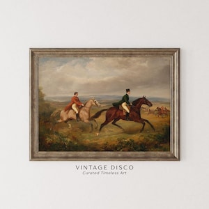 Puede incluir: Una pintura vintage enmarcada representa jinetes a caballo en un campo. Dos jinetes están en primer plano, uno con un abrigo rojo y el otro con un abrigo verde. La pintura tiene una paleta de colores neutros con un cielo nublado.