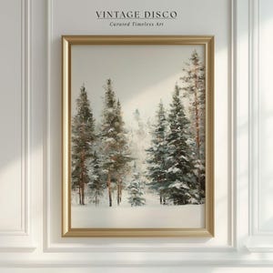 Può includere: Dipinto incorniciato di un paesaggio invernale con alberi coperti di neve. L'opera d'arte, in una cornice dorata, raffigura una scena di foresta innevata con il testo "VINTAGE DISCO Curated Timeless Art" in alto.