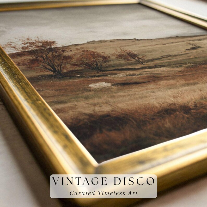 Puede incluir: Pintura de paisaje enmarcada con un marco dorado. La obra de arte representa un campo con &aacute;rboles y un cielo nublado. El texto "VINTAGE DISCO Curated Timeless Art" est&aacute; en la parte inferior del marco.