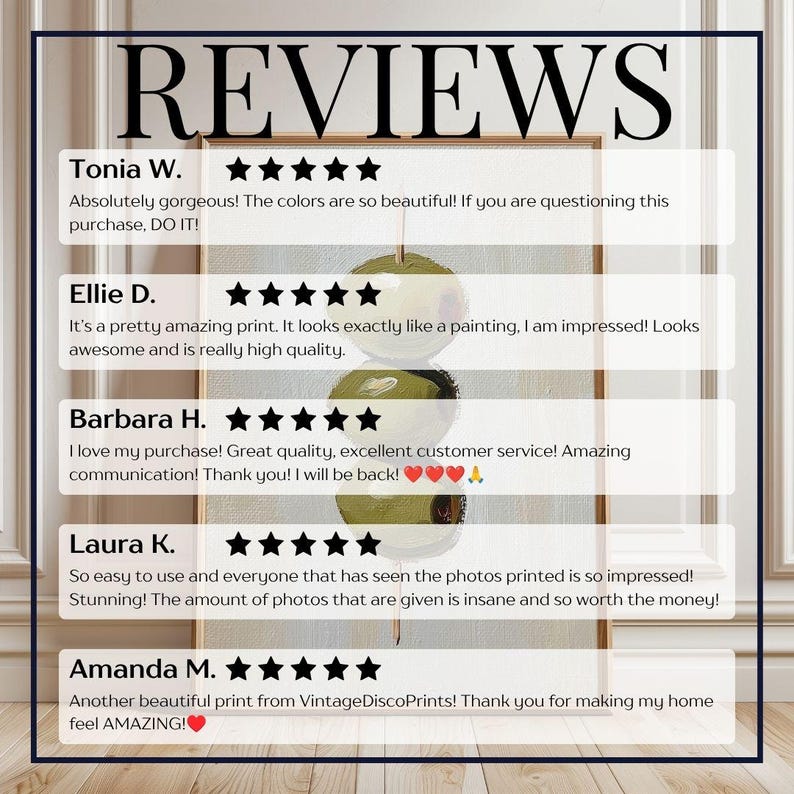 Op de afbeelding: Een ingelijste print met het woord "REVIEWS" bovenaan, met getuigenissen van klanten en sterrenbeoordelingen. De print bevat een abstract schilderij van twee gestapelde groene bollen. De beoordelingen benadrukken de kwaliteit en de kleuren van de print.
