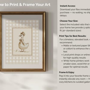 Pu&ograve; includere: Una stampa artistica incorniciata con un'illustrazione ad acquerello di un'anatra con cappello e papillon. L'opera d'arte &egrave; ambientata su uno sfondo a scacchi beige e bianco. La cornice &egrave; dorata e il testo "How to Print & Frame Your Art" &egrave; in alto.