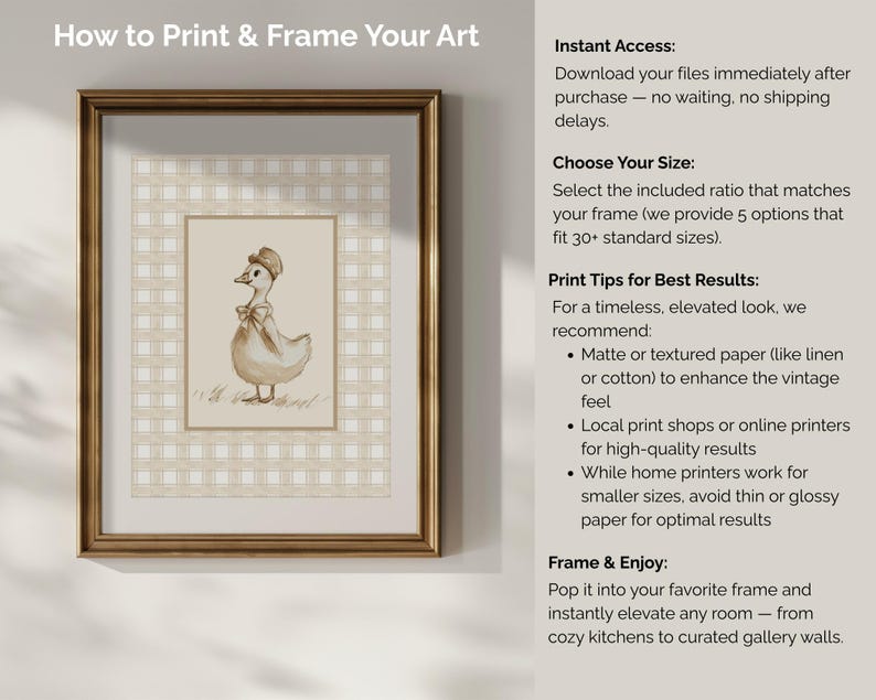 Pu&ograve; includere: Una stampa artistica incorniciata con un'illustrazione ad acquerello di un'anatra con cappello e papillon. L'opera d'arte &egrave; ambientata su uno sfondo a scacchi beige e bianco. La cornice &egrave; dorata e il testo "How to Print & Frame Your Art" &egrave; in alto.