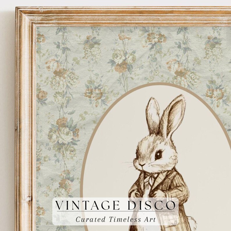 Pu&ograve; includere: Stampa artistica vintage incorniciata con un coniglio elegante in abito, su sfondo di carta da parati floreale. L'opera &egrave; racchiusa in una cornice dorata anticata. Il testo "VINTAGE DISCO" e "Curated Timeless Art" sono visualizzati in basso.