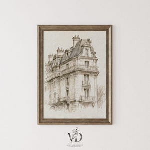 Puede incluir: Un boceto en tonos sepia enmarcado de un edificio europeo. La obra de arte representa una estructura de varios pisos con balcones, buhardillas y chimeneas. El marco es de color marrón cálido y la obra está firmada "VD" con el texto "VINTAGE DISCO" debajo.