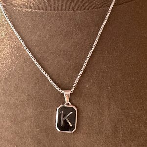 Collar con inicial de acero plateado para hombre. Collar personalizado para hombre. Collar con nombre grabado. Collar personalizado para hombre. Regalo para el Día del Padre.