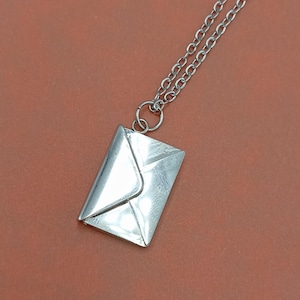 Collar con medallón de sobre personalizado, collar con mensaje secreto y carta de amor, regalo de San Valentín, regalo para ella, joyería con colgante personalizado