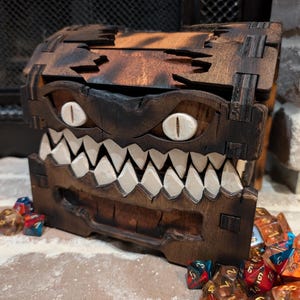 Caja de dados de imitación grande: cofre del tesoro de madera hecho a mano para DnD, juegos de rol, decoración y almacenamiento de D20