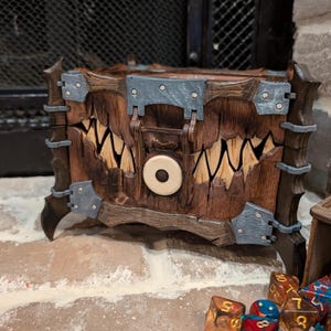 Handgefertigte Mimic Würfelbox - Handgefertigte Holz Schatzkiste für DnD, RPGs, MtG; D20 Würfel-, Karten- oder Schmuckaufbewahrung