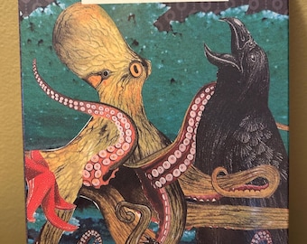 Könnte beinhalten: Eine Schachtel für ein Orakeldeck namens "Old Crow - Ja oder Nein" mit einer Illustration von einem Oktopus und einem Raben. Die Schachtel hat einen blauen und grünen Hintergrund mit einem roten Seestern.