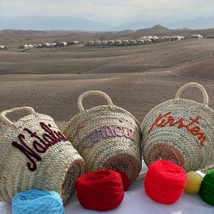 PERSONALISIERTER marokkanischer Strohkorb, Brautduschentaschen, kundenspezifische Strohtaschen, kundenspezifische Strandtasche, Strohtasche, gestickte Taschen