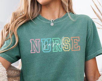 Camiseta de enfermera personalizada Comfort Colors®, camiseta de enfermera personalizada, camiseta de enfermera, camiseta de la escuela de enfermería, camiseta de enfermera, regalo para enfermera, camisetas de enfermera de urgencias