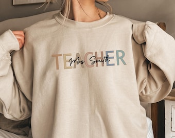 Benutzerdefiniertes Lehrer-Sweatshirt, Lehrer Frau Sweatshirt, Lehrer-Anerkennungsgeschenke, Geschenk für Lehrer, Lehrer-Namenshemd, zurück zu Schulhemd