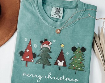 Camiseta Disney Merry Christmas de Comfort Colors®, camiseta del árbol de Navidad de Mickey, camiseta navideña de Mickey y Minnie, camiseta de fiesta de Navidad 2025
