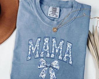 Camisa para mamá Comfort Colors®, camisa con lazo azul, regalo para el día de la madre, regalo estético para mamá, camisa linda para mamá, camisa con lazo Toile, camisa estilo chinoiserie