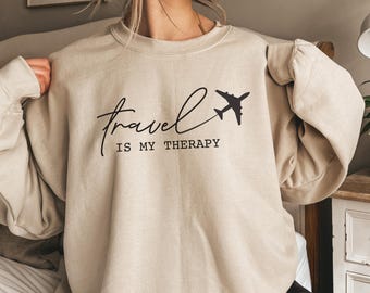 Felpa con cappuccio Travel Is My Therapy, girocollo da viaggio 2025, regalo per viaggiatori, felpa con cappuccio da viaggio, maglione per le vacanze, regalo per amanti dei viaggi