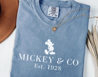 Comfort Colors® Mickey & Co-skjorta, Mickey and Co EST. 1928-skjorta, Disney Mickey-skjorta, Disney-resetröja, Disney-semesterskjorta, Disney-tröja