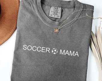 Camiseta de mamá futbolera Comfort Colors® para el día del partido, camiseta de mamá futbolera, camiseta de fútbol para el Día de la Madre, camiseta deportiva para mamá, regalo para mamá