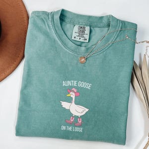 Comfort Colors® Auntie Goose Shirt, Funny Goose Lover Shirt, Cool Aunts Club Shirt, Mothers Day Shirt, New Pregnancy Announcement Tee