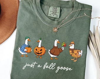 Camiseta Comfort Colors® Just a Fall Goose, Camiseta engraçada de Halloween Goose, Temporada de gansos assustadores, Presente de Halloween para amantes de gansos, Camiseta de outono