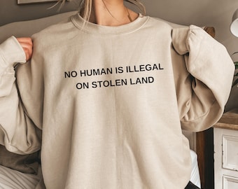 Geen mens is illegaal op gestolen land Sweatshirt, shirt antiracisme, shirt sociale rechtvaardigheid, shirt activist protest, Native shirt, T-shirt gelijkheid