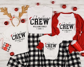 Puede incluir: Conjunto de camisetas y pijamas blancos a juego para la familia Christmas Crew. Cada camiseta tiene un gorro de Papá Noel y el texto "Christmas Crew WILLIAMS FAMILY 2025". Los pijamas son de cuadros blancos y negros.
