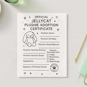 Puede incluir: Un certificado de adopción imprimible en blanco y negro para un peluche Jellycat. El certificado incluye espacios para rellenar con el nombre del peluche, su cumpleaños, raza, actividad favorita, merienda favorita y adoptado por. También incluye una lista de verificación de rasgos de personalidad: cariñoso, travieso, somnoliento y siempre hambriento. El certificado tiene un espacio para la firma del padre del peluche y un sello oficial.