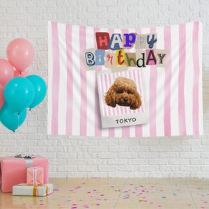 Può includere: Uno sfondo a righe rosa e bianche con le parole "HAPPY Birthday" in lettere ritagliate colorate. È allegata una foto di un cane marrone con la scritta "TOKYO". Palloncini e regali confezionati in primo piano.