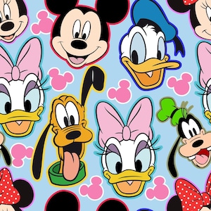 Op de afbeelding: Een lichtblauw stofpatroon met de gezichten van Mickey Mouse, Donald Duck, Daisy Duck, Pluto en Goofy. Het ontwerp bevat kleine roze silhouetten van Mickey Mouse-hoofden verspreid tussen de grotere karaktergezichten in een herhalende print.