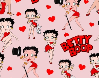 Könnte beinhalten: Ein sich wiederholendes Muster auf hellrosa Hintergrund mit Betty Boop im roten Kleid, schwarzem Zylinder und goldenen Armreifen, begleitet von einem kleinen weißen Hund, roten Herzen und dem Text Betty Boop in roter Schrift.
