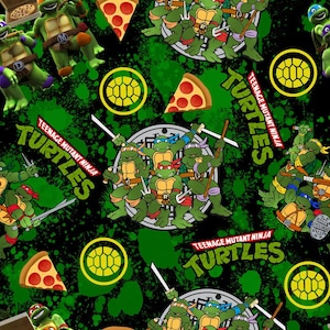 Peut inclure: Un motif sur fond noir représentant les personnages des Tortues Ninja, des parts de pizza, des icônes de carapace de tortue jaune et des éclaboussures de peinture verte. Le design inclut le texte Teenage Mutant Ninja Turtles en vert.