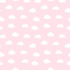 Op de afbeelding: Een herhalend patroon met kleine, witte, pluizige wolkjes die gelijkmatig zijn verdeeld over een effen, licht pastelroze achtergrond. De wolken zijn gestileerd met afgeronde randen en verschijnen in een consistent raster.