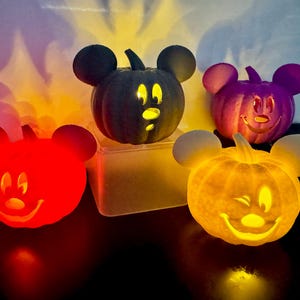 Mini Mickey o&#39;Lantern | Halloween Decor | Bat wall light reflection