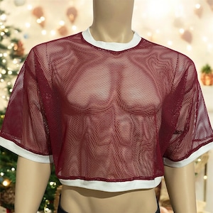 Może przedstawiać: Bordowy top z siateczki z krótkimi rękawami i białym wykończeniem wokół dekoltu, rękawów i dołu. Koszula jest prezentowana na manekinie.