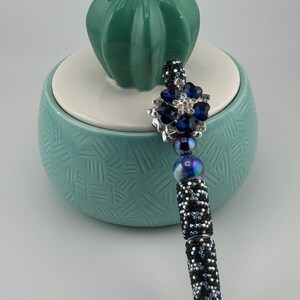 prachtige marineblauwe kralenpen met prachtige brandpuntkraal