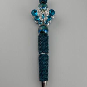 Prachtige blauwgroene strass-kralenpen. met prachtige vlinder.