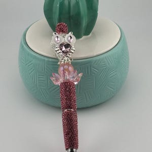 Schattige roze strass-kralenpen met een prachtige uilbedel en lotusbloem