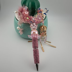 prachtige roze kralenpen met prachtige maan en oplichtende lantaarn