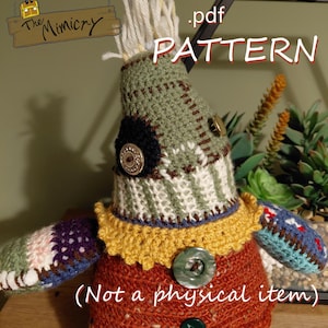Pode incluir: Boneca de crochê feita à mão com um design de patchwork. A boneca apresenta uma cabeça verde, branca e marrom, uma gola amarela e um corpo vermelho. O texto na imagem diz "PATTERN" e "(Not a physical item)".