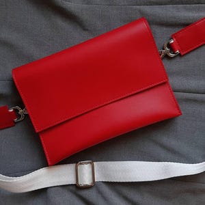 Rote Umhängetasche aus veganem Leder – kleine Kunstleder Geldbörse für Frauen – minimalistische Schultertasche – Geschenk für sie